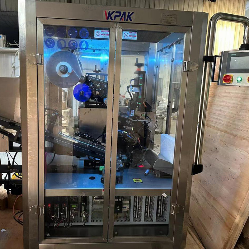 Автоматска машина за етикетирање на пластични меки цевки со систем за напојување на цевки