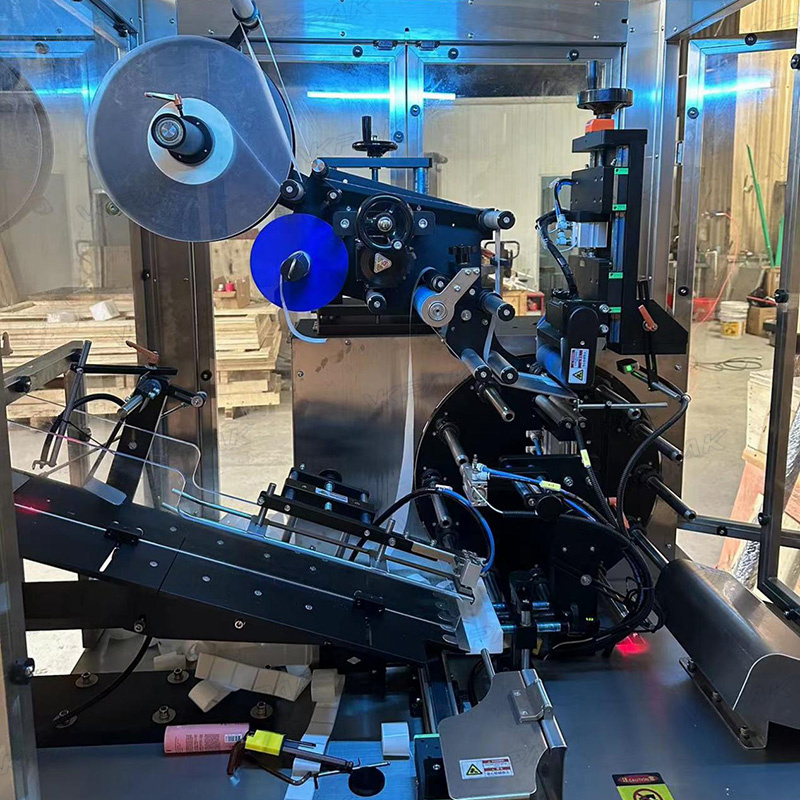 Автоматска машина за етикетирање на пластични меки цевки со систем за напојување на цевки