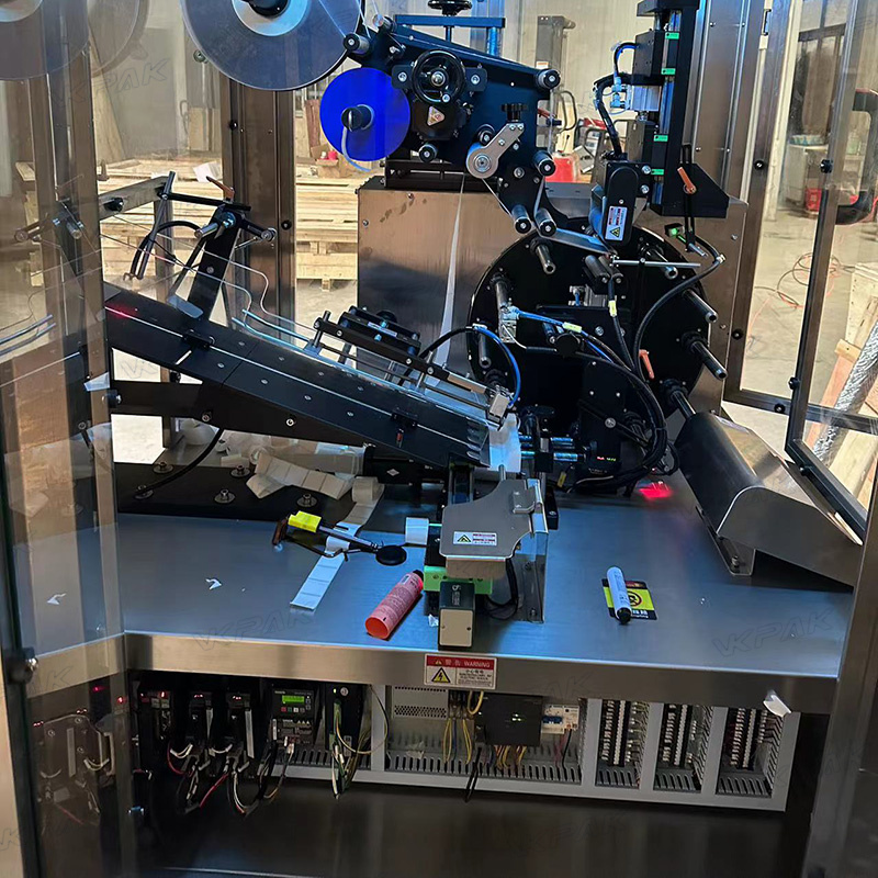 Автоматска машина за етикетирање на пластични меки цевки со систем за напојување на цевки