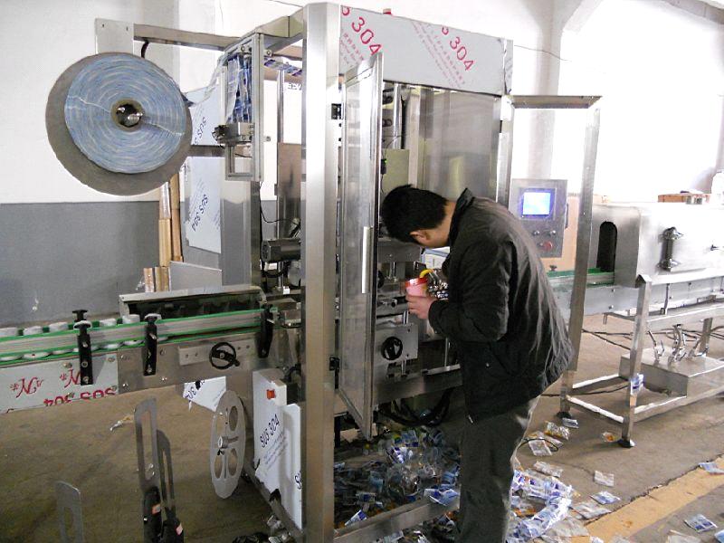 sleeve labeling machine with shrink tunnel China_Automatic_shrink_sleeve_labeling_machine_for_dayly_use