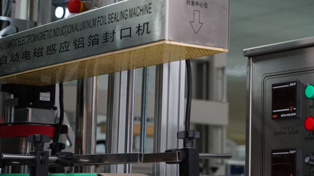 индукциска машина за заптивање.jpg