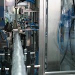 Автоматска машина за превиткување на картон за етикетирање