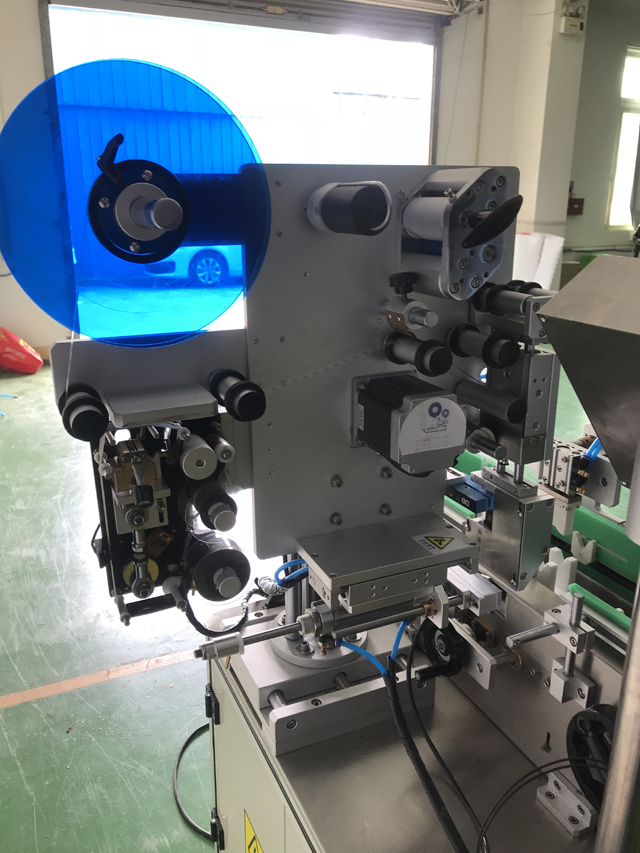 машина за етикетирање со печатач.jpg