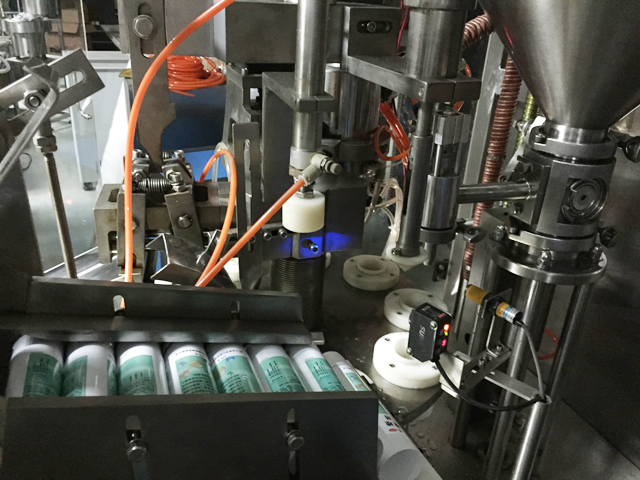 tubes holding feeding system автоматски систем за напојување на цевки за полнење запечатување.jpg