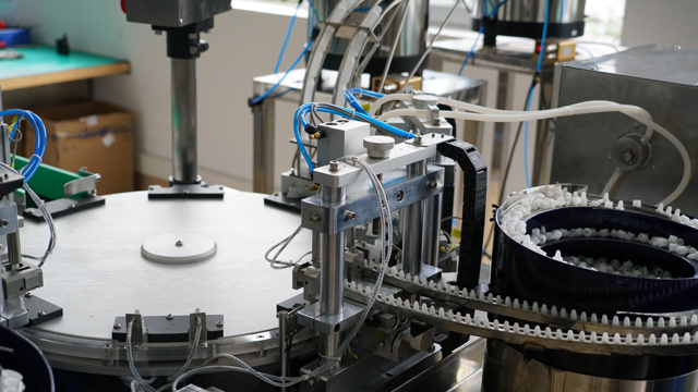 РОТАРНО полнење на течност во пластични шишиња.jpg