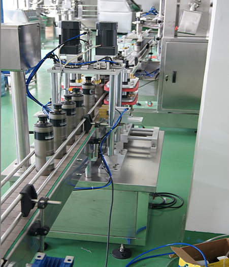 automatic capping machine with manual caps feeder system автоматско капаче со рачно напојување на капачиња.jpg