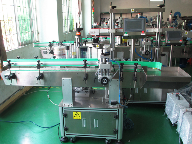 labeling machine with positioning system ОПРЕМА ЗА означување ШИШИЊА PLC.jpg
