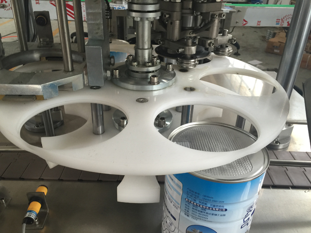 машина за конзервирање за метални конзерви.jpg