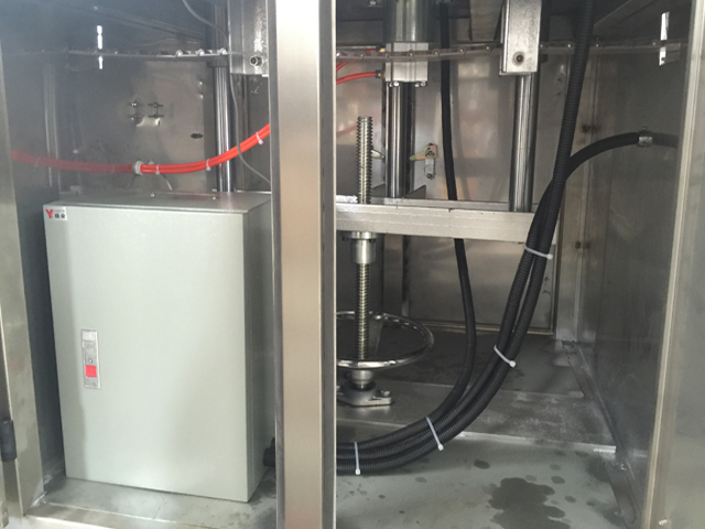 машина за покривање за заптивање на конзерви во внатрешноста.jpg