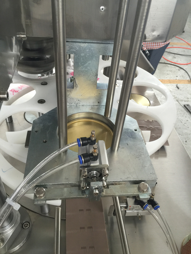 машини за заптивање на конзерви.jpg