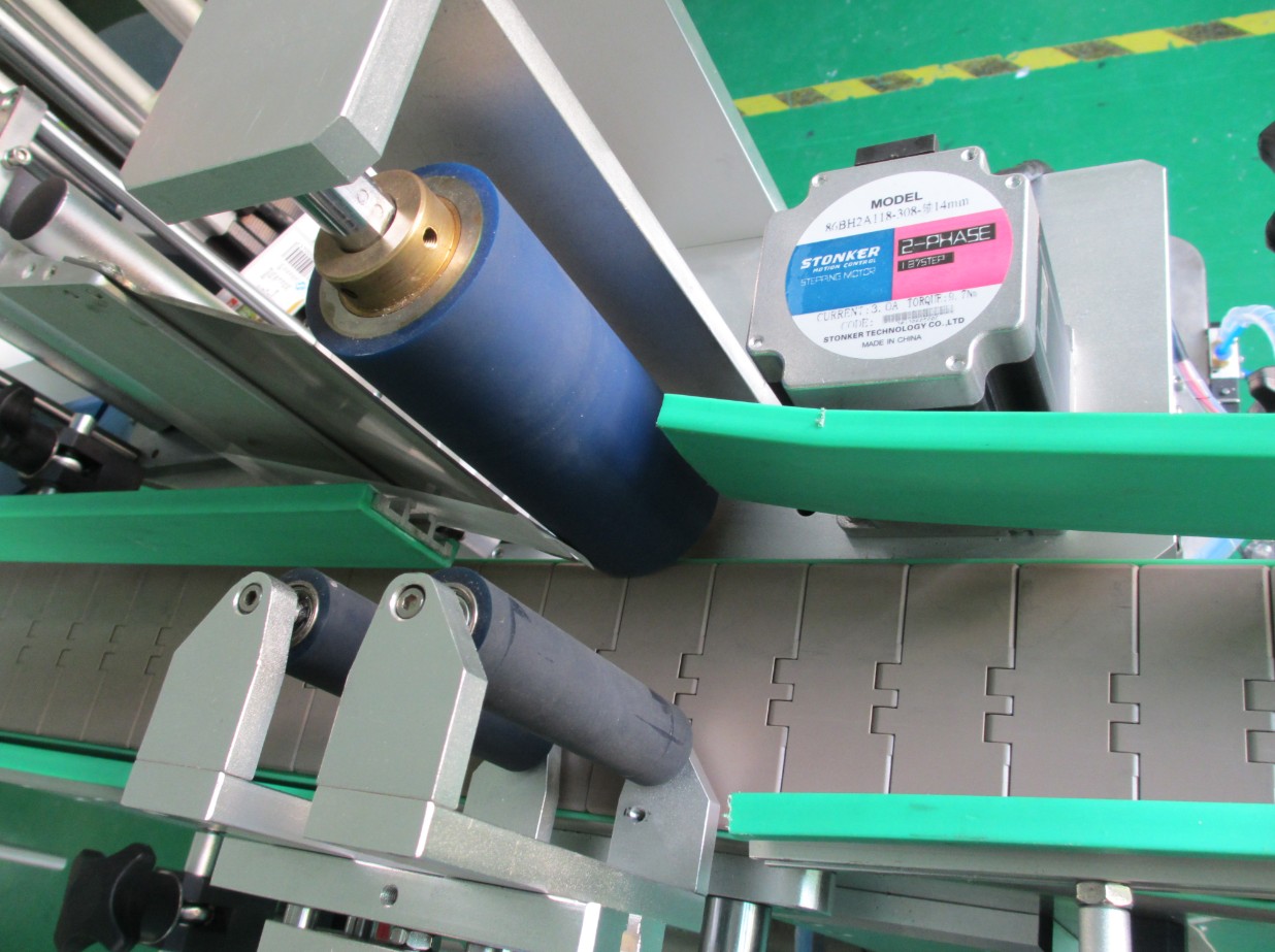 PLC controlling system bottle labeling machine ОПРЕМА ЗА означување ШИШИЊА PLC2.jpg