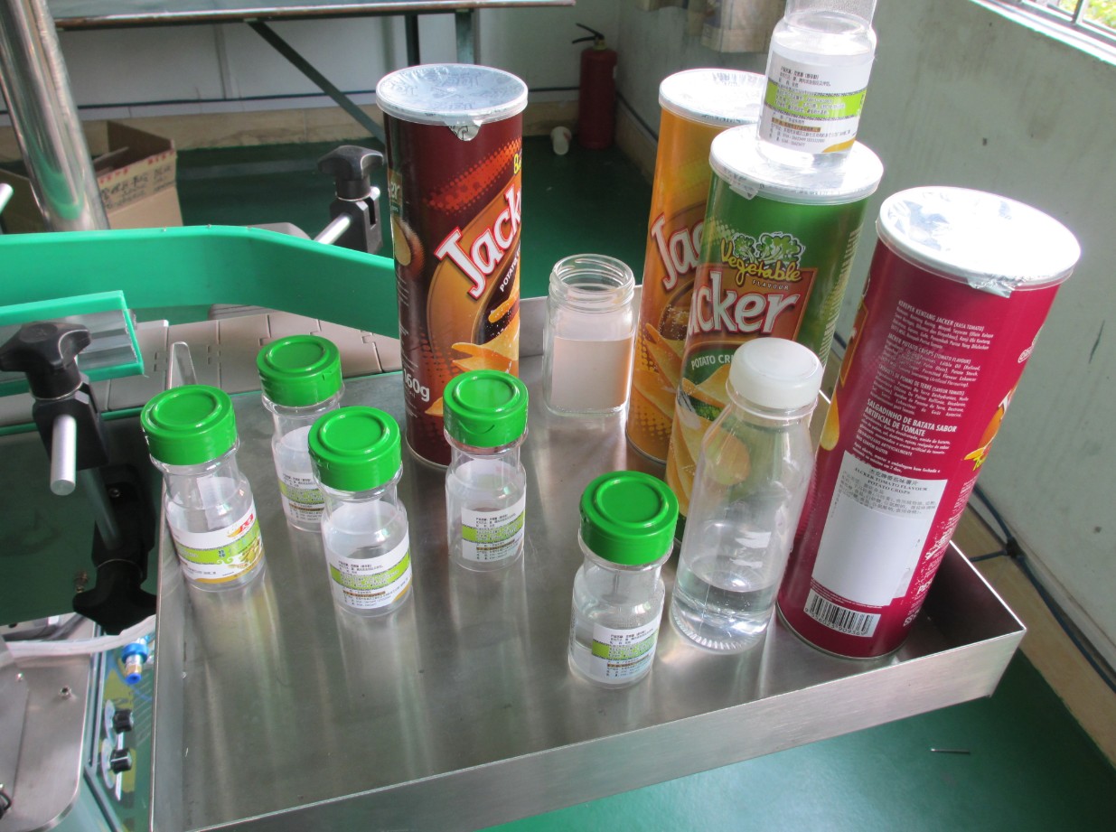 automatic vertical round bottle labeling equipment ОТКРУЖЕНИ ЛИНКИ ЕТИКЕТИРАЊЕ ETIKETTIERMASCHINE.jpg