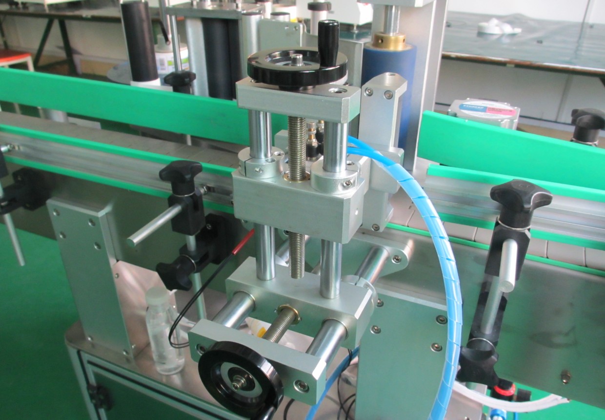 labeling machine with positioning system ОПРЕМА ЗА означување ШИШИЊА PLC.jpg