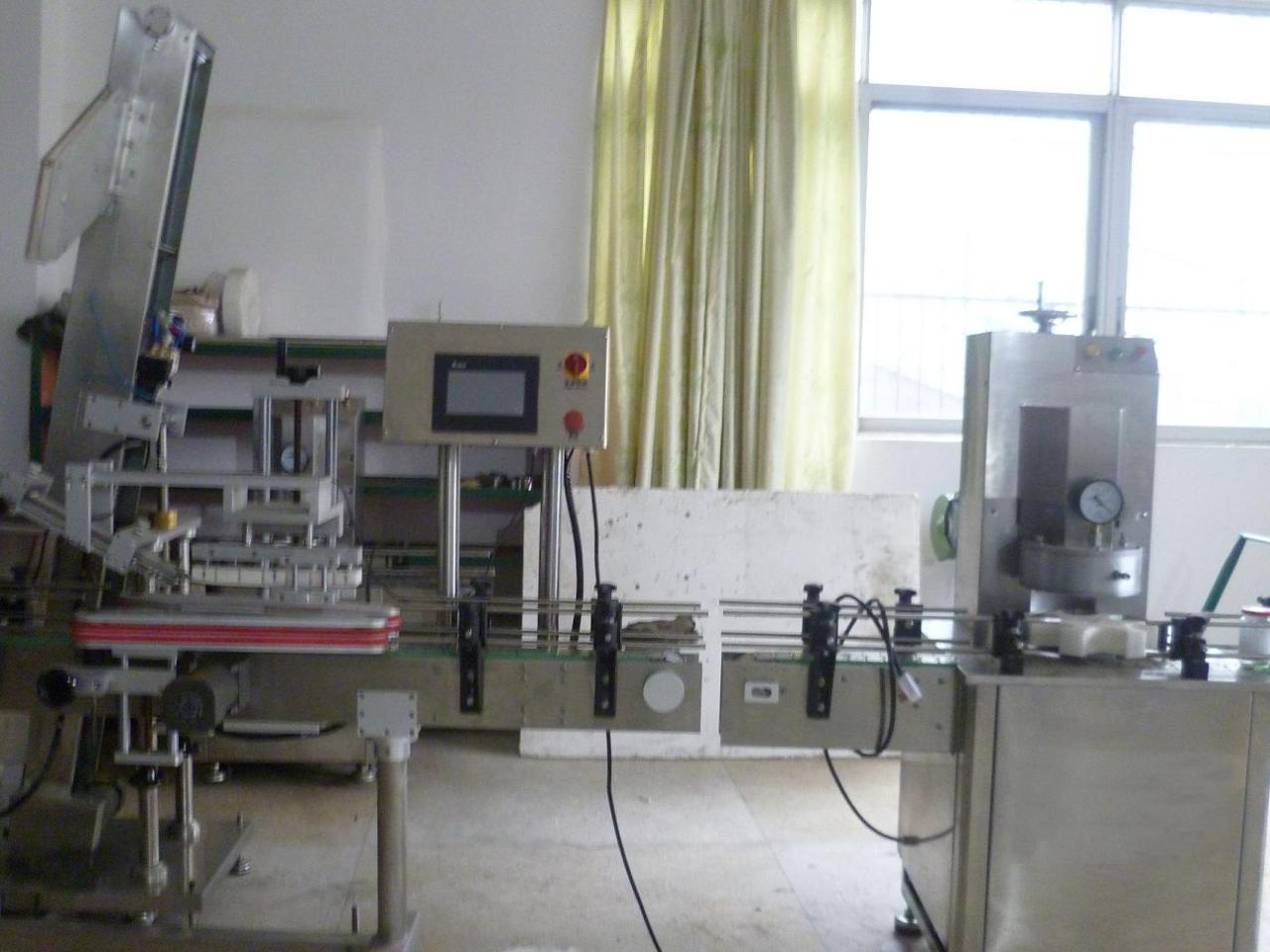 vacuum capping machine with cap placement вакуум капак за стаклена тегла.JPG