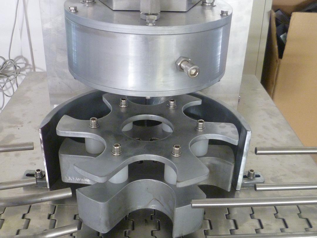 rotary vacuum capper machinery ротациона глава на машина за покривање со вакуум.JPG