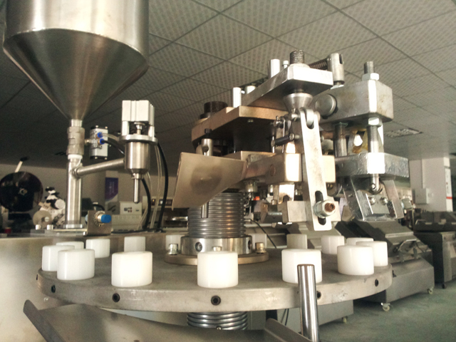 metal tubes filling folding machine машини за заптивање за полнење цевки на залиха.jpg