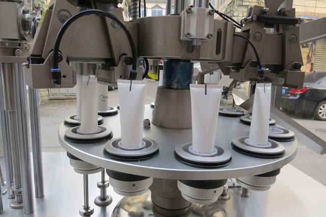 линија за заптивање за полнење на цевки.jpg