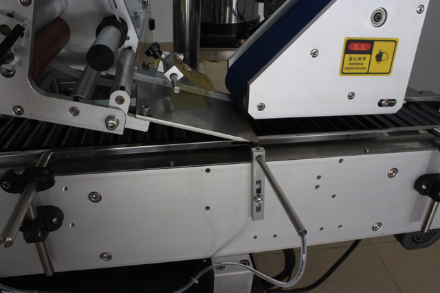 машина за етикетирање.JPG