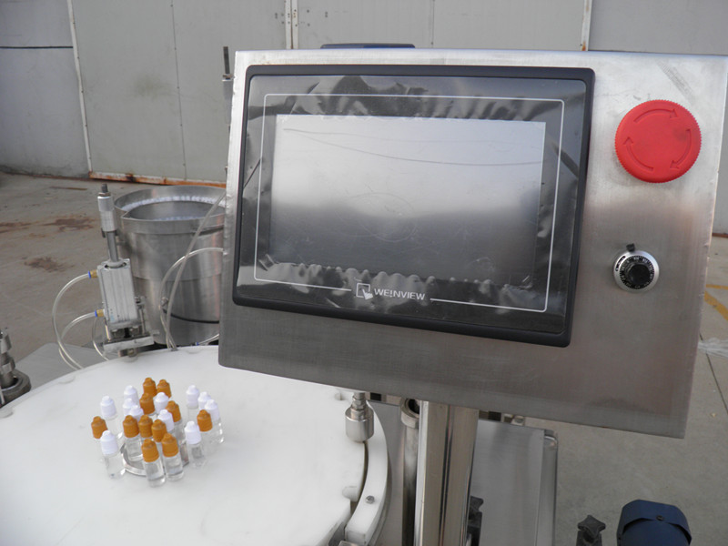 filling plugging capping labeling production line Етикетирање на капачето за полнење шишиња со течност PLC.jpg