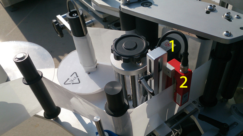 labeling machine for E liquid small bottles етикетирање за Е течност затвори слики.jpg