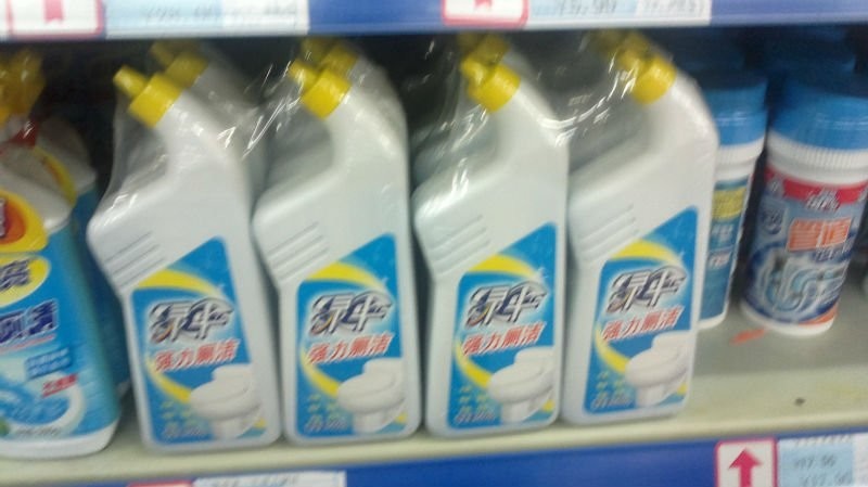 liquid detergent bottles wrapping пакување шишиња со течен детергент.jpg