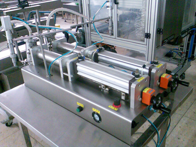 double heads liquid filling machine Машина за полнење 2 глави за течен детергент.jpg