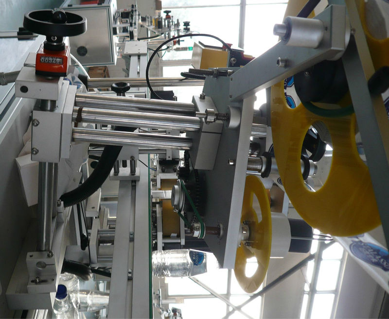 горе надолу двострана самолеплива машина за лепење на етикети