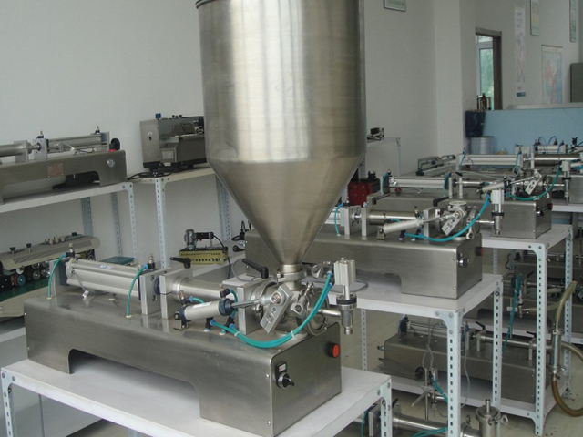 horizontal filling machine for both liquid and paste Машина за полнење КРЕМ&ТЕЧНИ.jpg