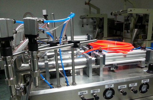 liquid filling machinery semi automatic хоризонтален течен филер целосно пневматски.jpg