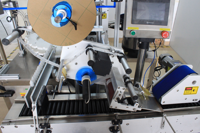 rolling bars from horizontal labeling machine синхрон појас за тркалање шишиња.jpg