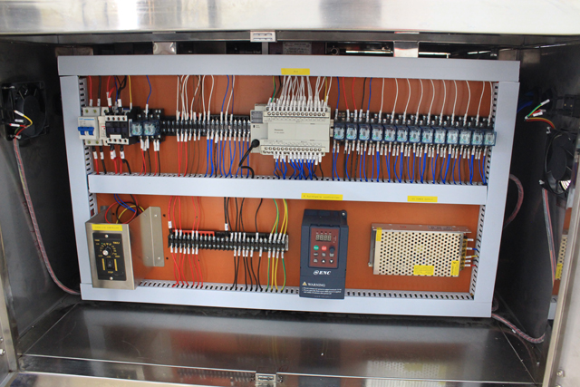 horizontal small bottles labeling machine picture хоризонтална машина за етикетирање вистинска слика.jpg