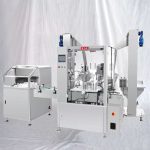 Течна машина за етикетирање со капаче за полнење на мали шишиња со Unscrambler