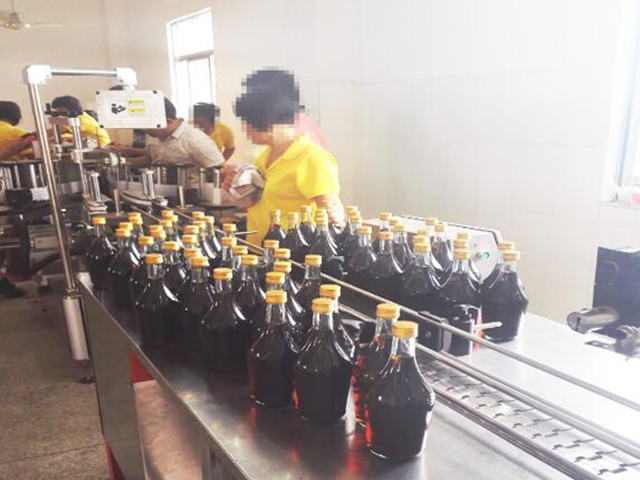 Машина работи во фабрика.jpg