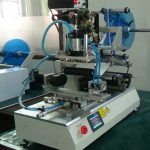 Пневматски рамни квадратни тркалезни шишиња тркалање етикетирање машина со кодерот