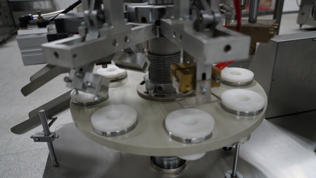 полуавтоматска линија за заптивање за полнење цевки.jpg