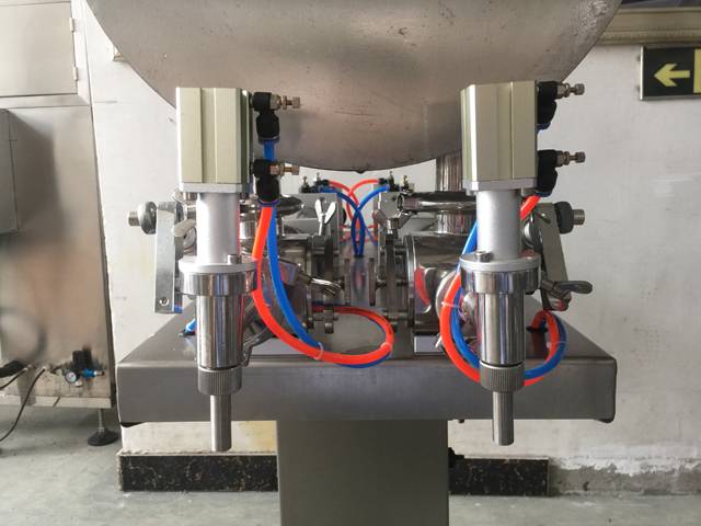 two filling nozzles pneumatic filler equipment дизни два.jpg