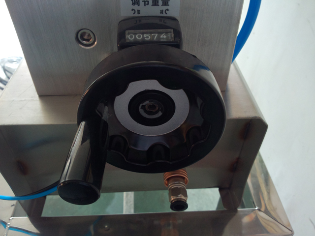 liquid filling machine semi automatic Опрема за полнење шампон.jpg