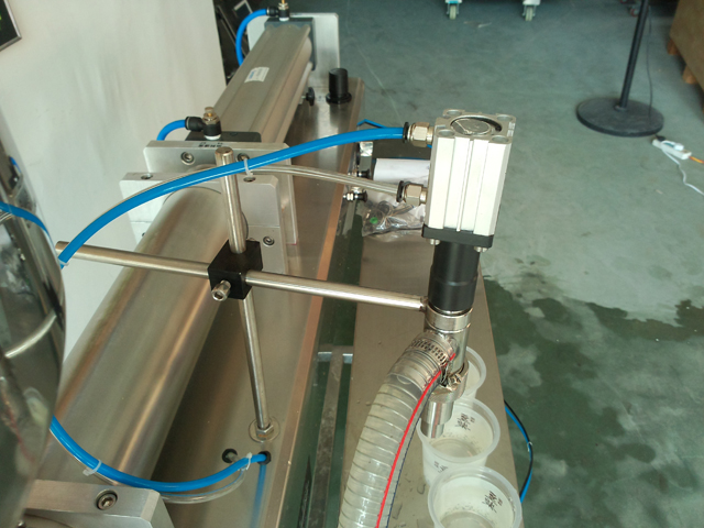 liquid filling machine for lotion shampoo cream Опрема за полнење шампон.jpg