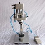 Полуавтоматска машина за стегање на стаклени шишиња за парфем со пневматска работна површина