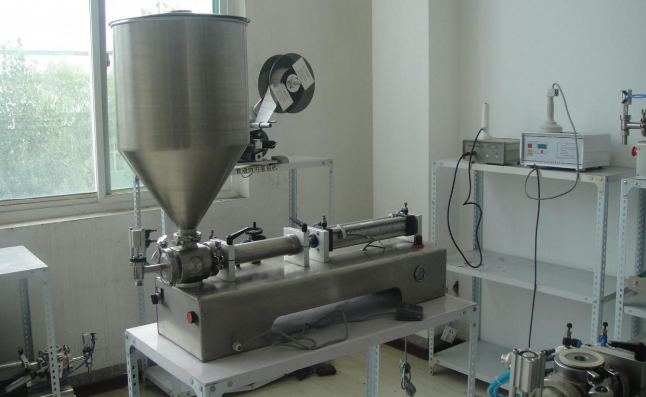 liquid paste filling machine with vertical hopper ЕДНО ГЛАВА СО МАШИНА ЗА ПОЛНЕЊЕ ХОПЕР.jpg