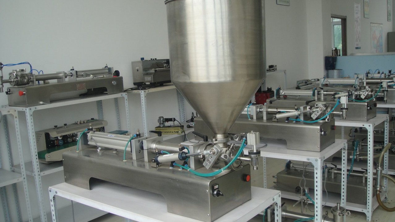 liquid cream lotion filling equipment pneumatic Машина за полнење КРЕМ&ТЕЧНИ.jpg