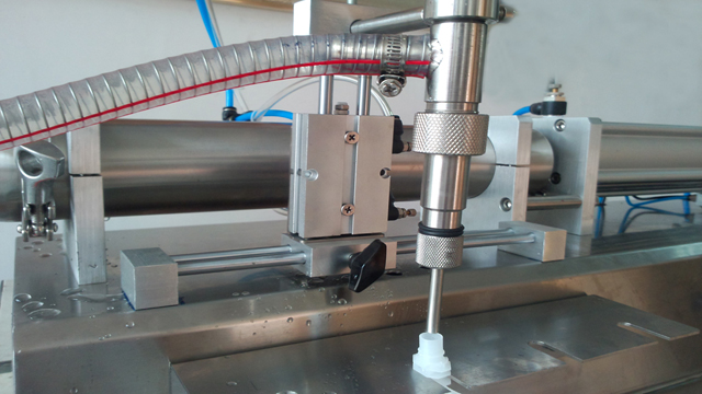 single head filling machine for spout bags with hopper полнење на изливот.jpg