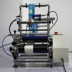 Полуавтоматска машина за етикетирање на ампули со шприц со тркалезни шишиња