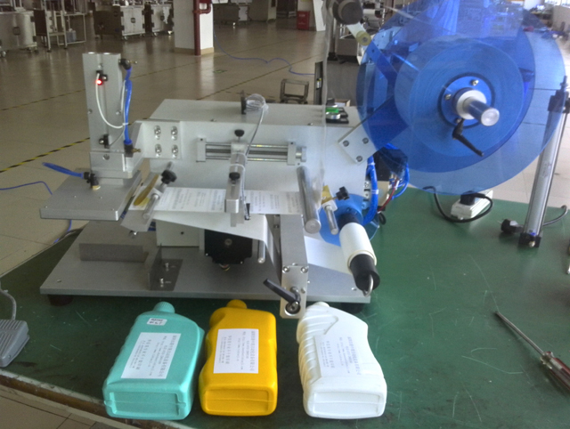 bottles labeling machine semi automatic рамни шишиња опрема за етикетирање.jpg