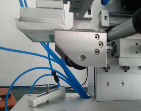 semi automatic flat bottles labeling equipment рамна машина за етикетирање со PLC напредна (2).jpg