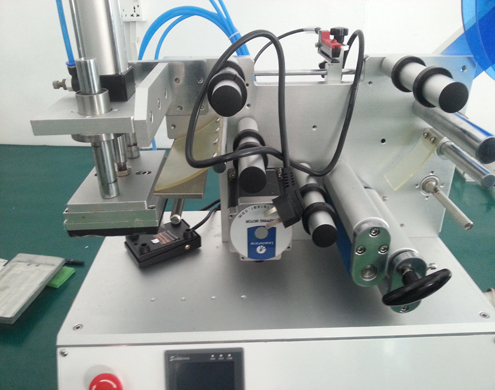 flat surface labeling equipment semi automatic опрема за етикетирање со рамна површина (3).jpg