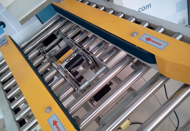 carton sealing stainless steel roll затворен шут за картонска машина за запечатување полуавто.jpg