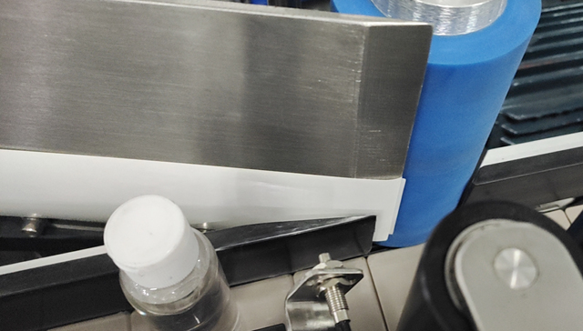 процес на етикетирање на шишиња.jpg