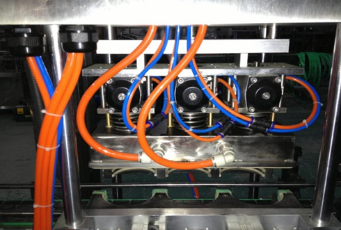 vacuum capper linear вакуумски глави за покривање дел близок shot.jpg