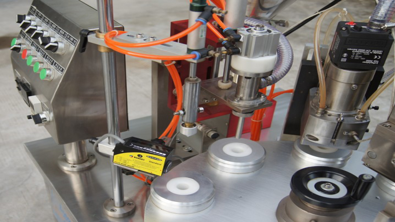 filling sealing machine with various kinds of tubes запечатување за полнење на цевки.jpg